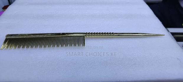 Metallic Tail Comb