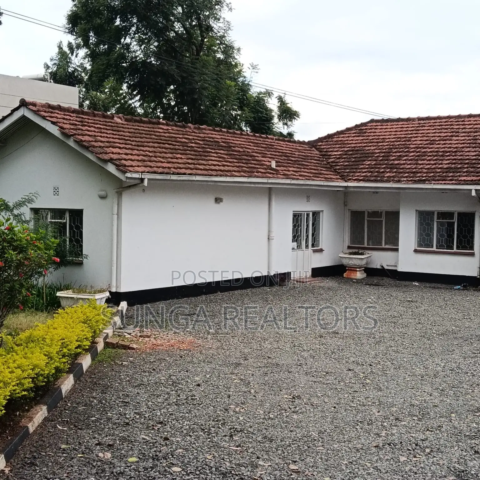 5bdrm Bungalow in Riverside Drive for rent