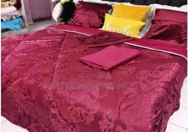 Silk Duvet 1 Duvet
1 Bedsheet
2 Pillowcases 2 Throw Pillowcases
6x7