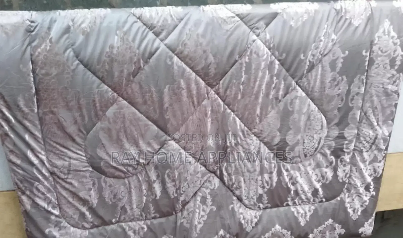 Silk Duvet 1 Duvet
1 Bedsheet
2 Pillowcases 2 Throw Pillowcases 
6x7