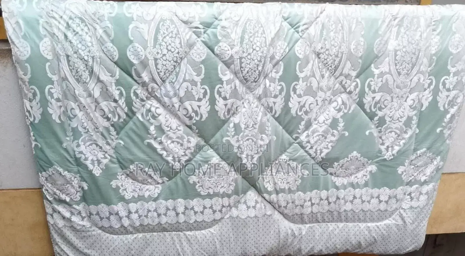 Silk Duvet 1 Duvet
1 Bedsheet
2 Pillowcases 2 Throw Pillowcases 
6x7