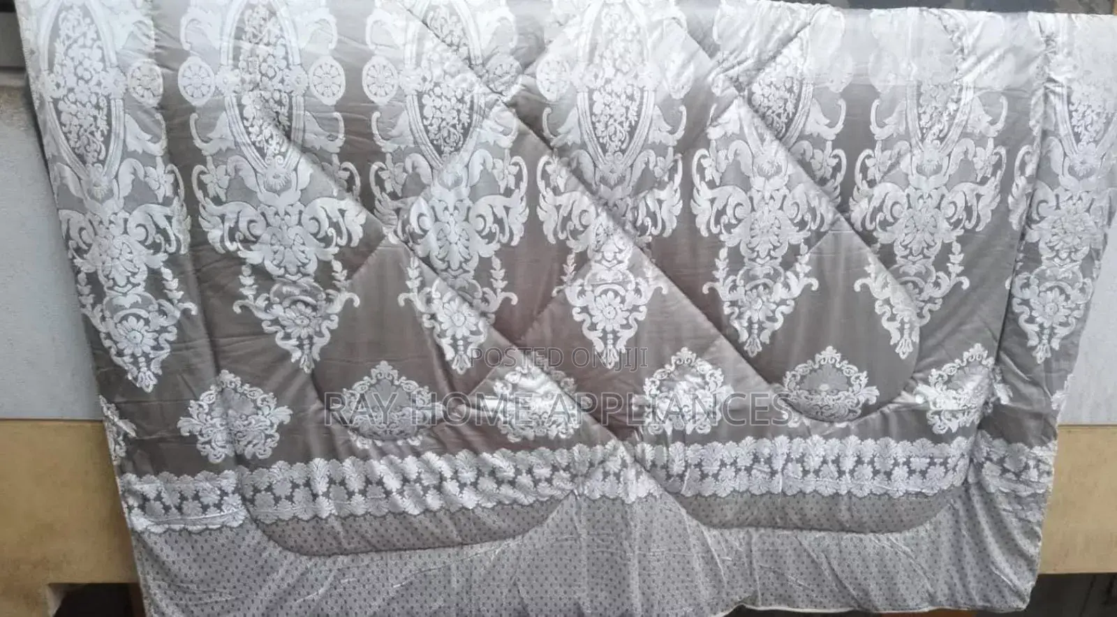 Silk Duvet 1 Duvet
1 Bedsheet
2 Pillowcases 2 Throw Pillowcases 
6x7