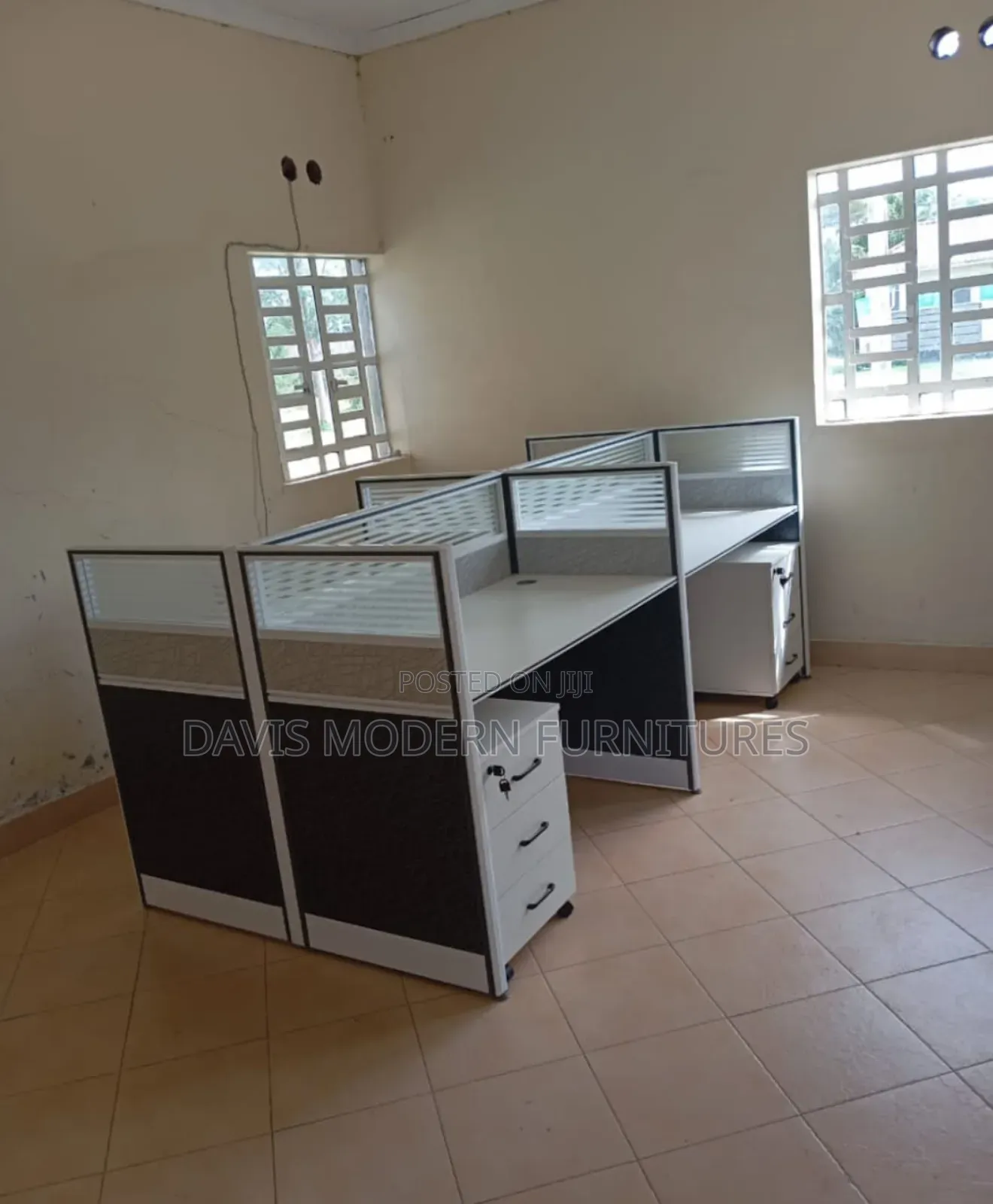 4-Seater Modern Office Workstation Cubicles With Lockable Drawers