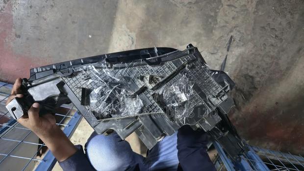 Lexus 570 Headlight - thumbnail 2