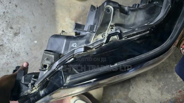 Lexus 570 Headlight - thumbnail 3