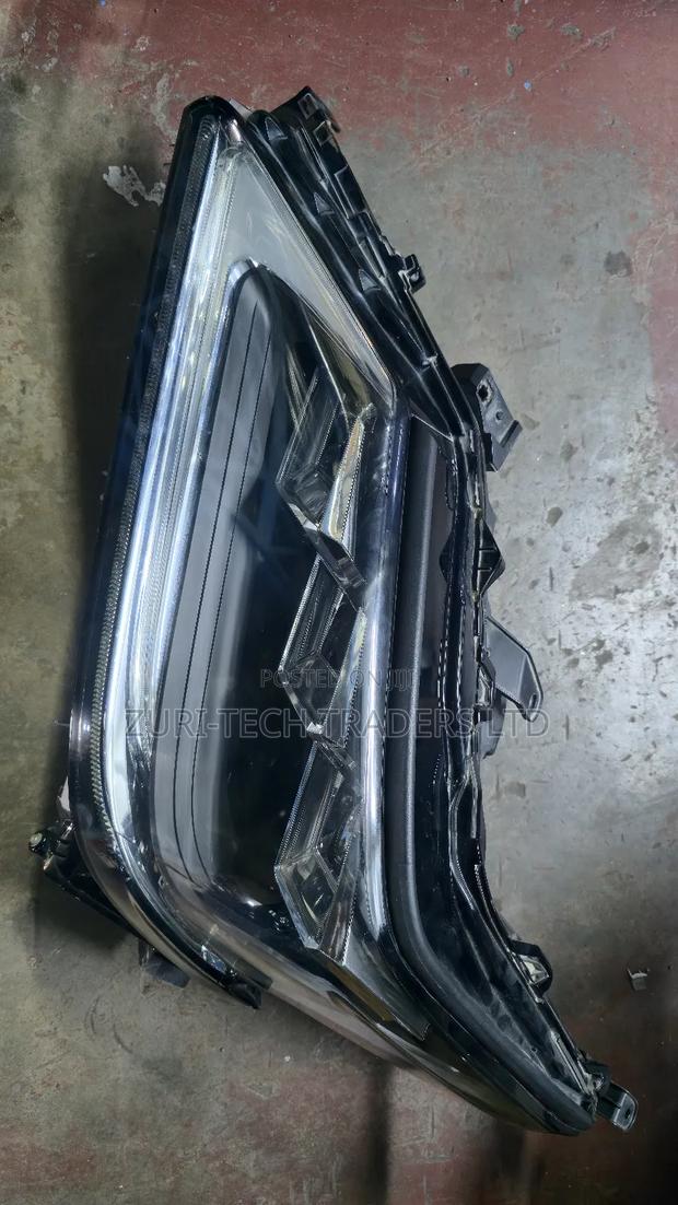 Lexus 570 Headlight - thumbnail 4