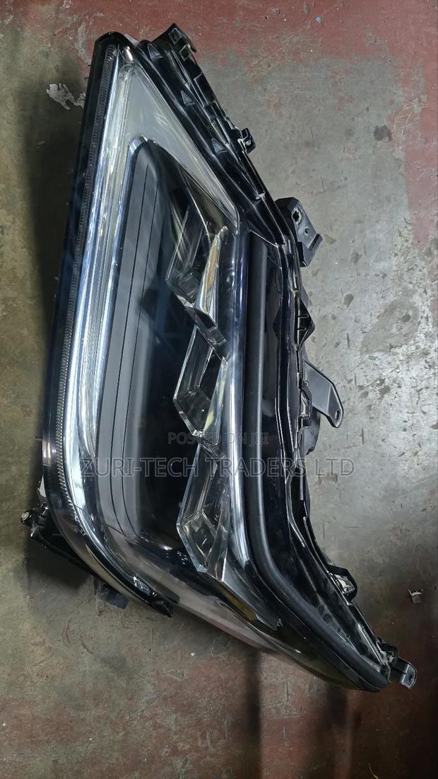 Lexus 570 Headlight - thumbnail 5