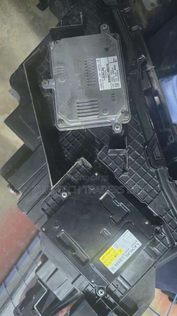 Lexus 570 Headlight - thumbnail 6