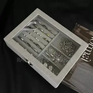 Jewelry Storage Box/Jewelry Display Box With Cover Necklaceorganizer