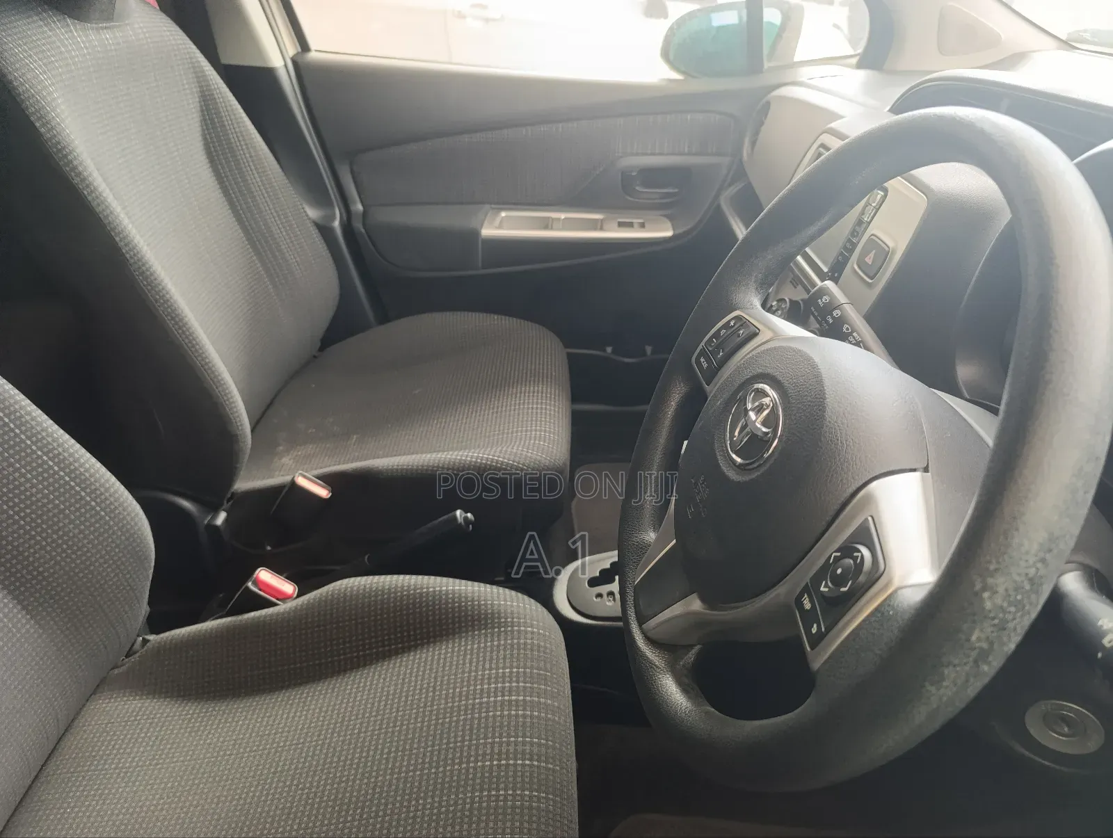 Toyota Vitz 1.0 FWD 5dr 2019 Gold