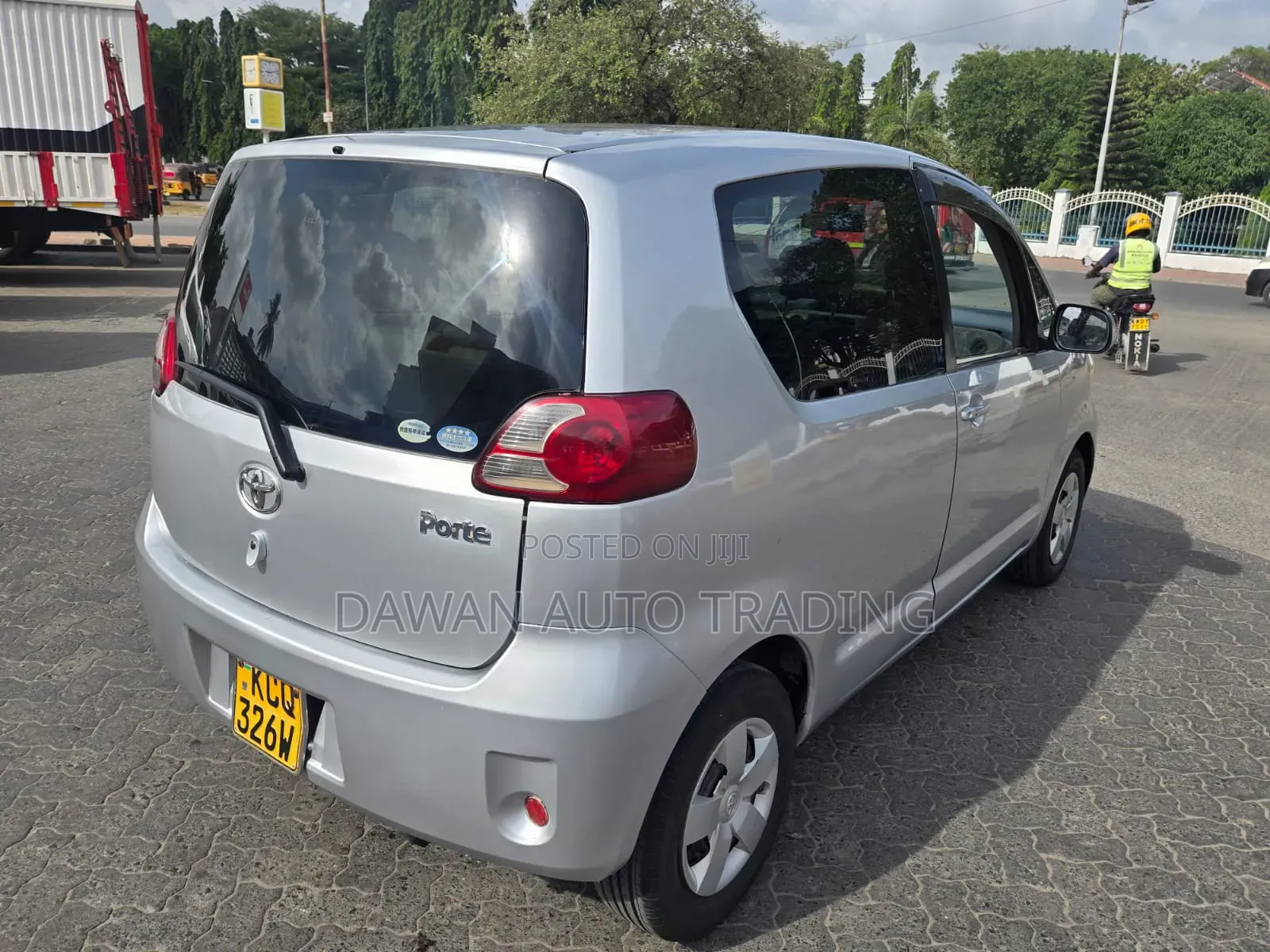 Toyota Porte 2012 Silver