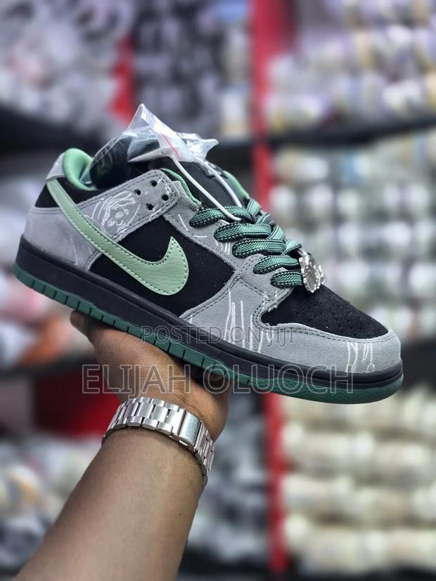 Nike Sb Dunk Low Pro "There Skateboards" Sneakers. - thumbnail 4