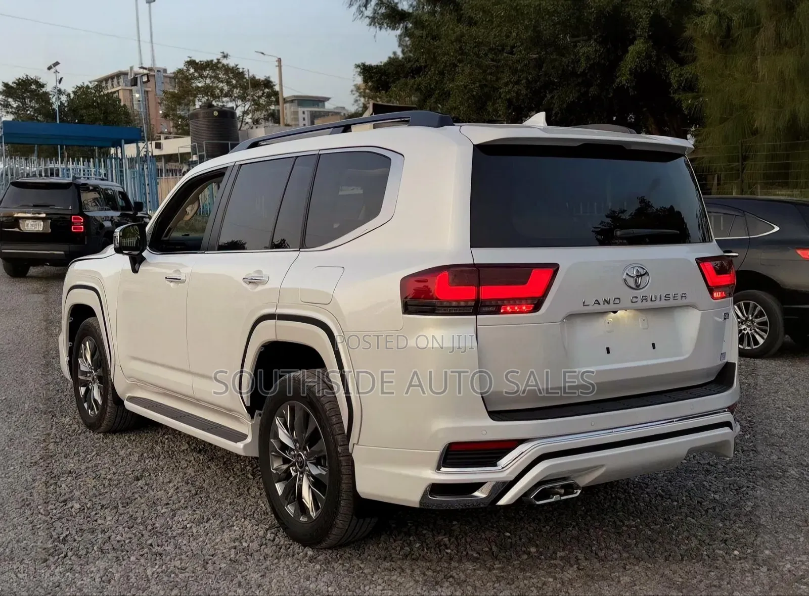 Toyota Land Cruiser LC300 2023 White