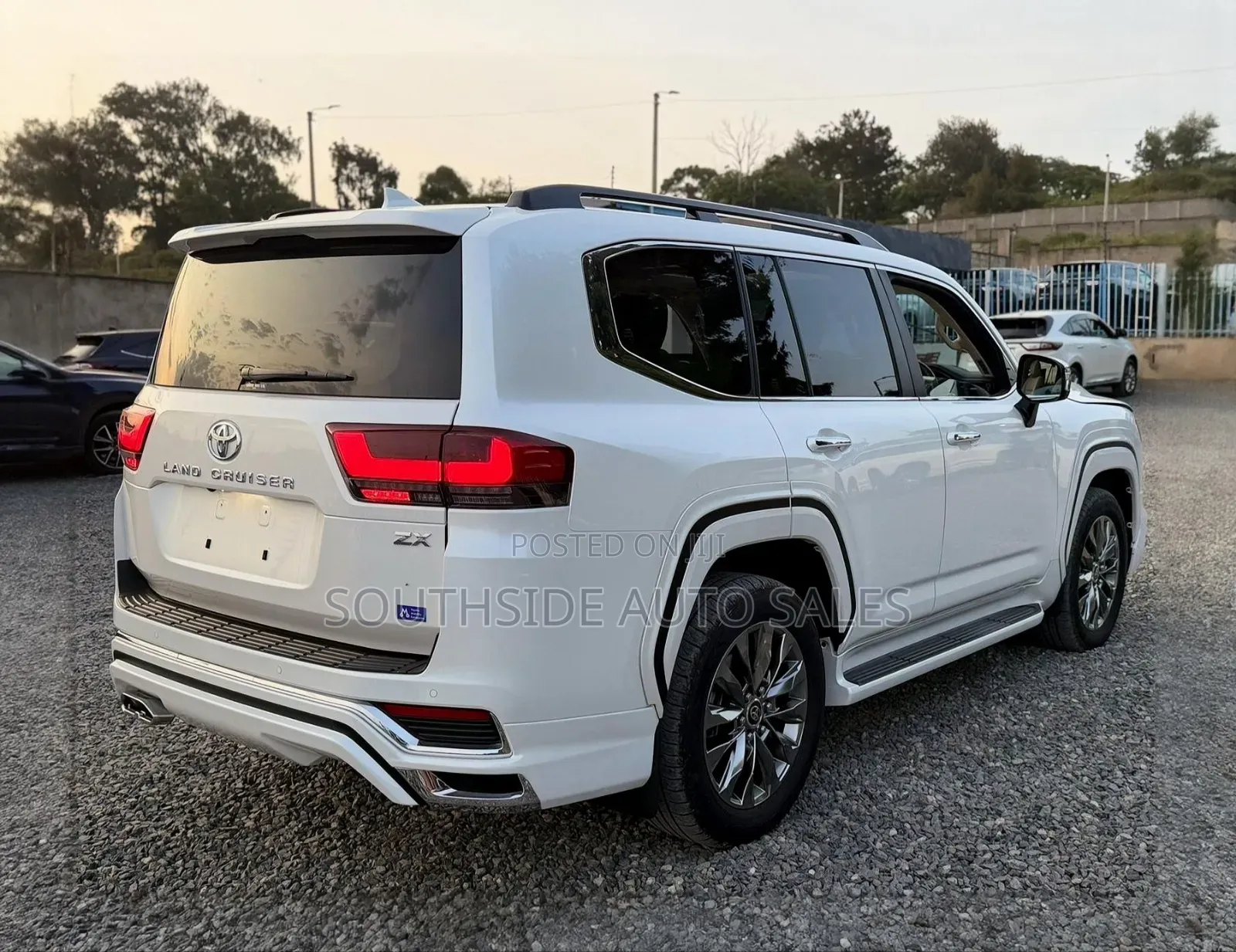 Toyota Land Cruiser LC300 2023 White