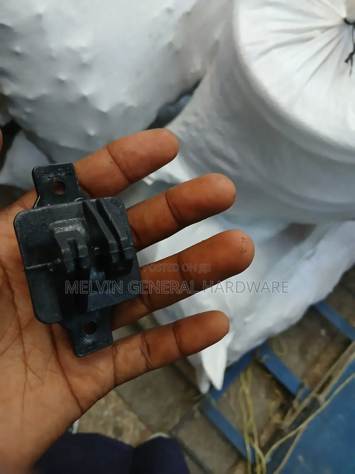 W Insulators for Electric Fence
