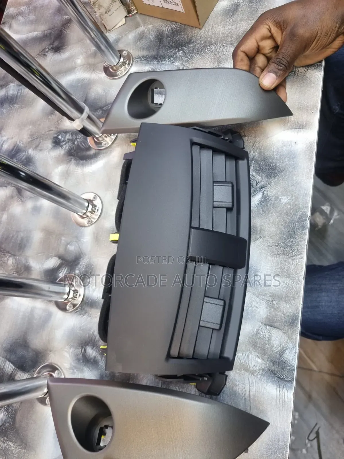 Toyota Vanguard/Rav4 Dashboard Console Complete With Vents Covers
