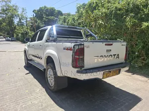 Toyota Hilux 3.0 D-4D 4x4 2012 White