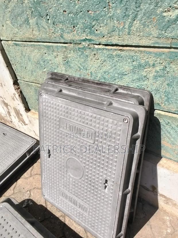 18 by 24 Locable Manhole Cover - main view