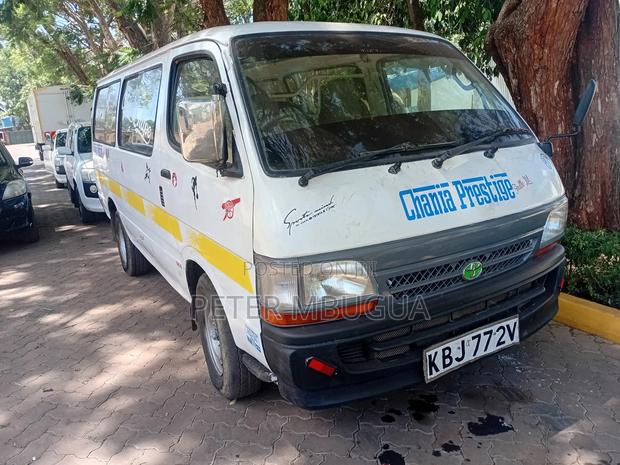 Toyota HiAce 2003 White - main view