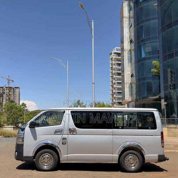 Toyota HiAce 2017 Silver - thumbnail 4