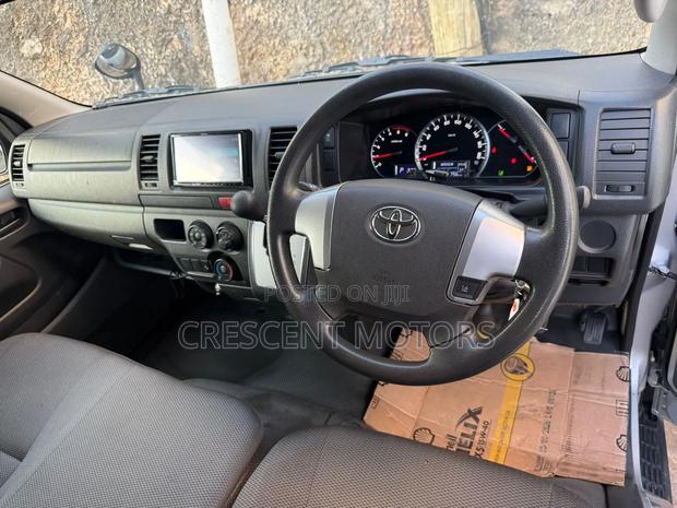 Toyota HiAce 2019 Silver - thumbnail 5