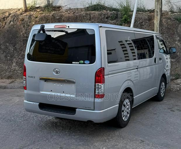 Toyota HiAce 2019 Silver - thumbnail 6