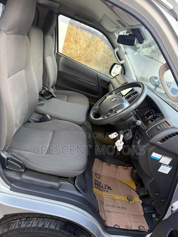 Toyota HiAce 2019 Silver - thumbnail 7
