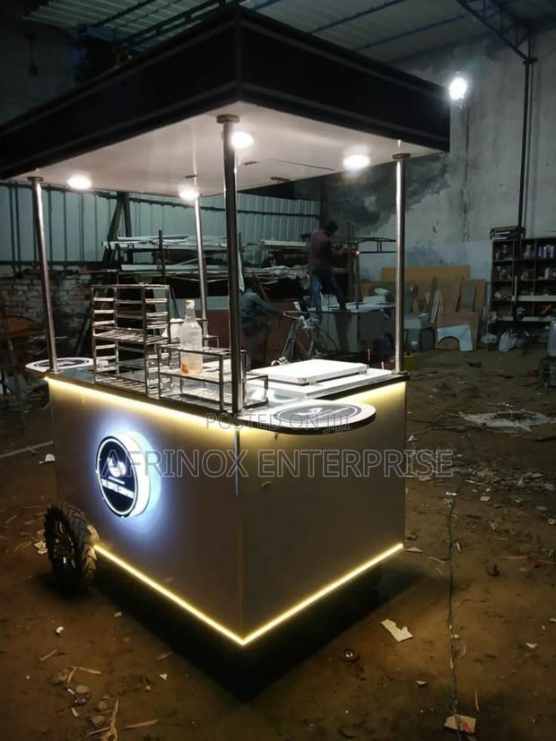 Street Vending Food CartIdeal for Town Centres High-Traffic Areas.