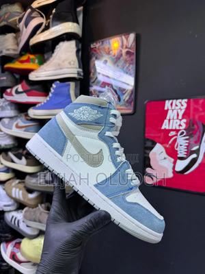 Nike Air Jordan 1 High “Hyper Royal” - thumbnail 2