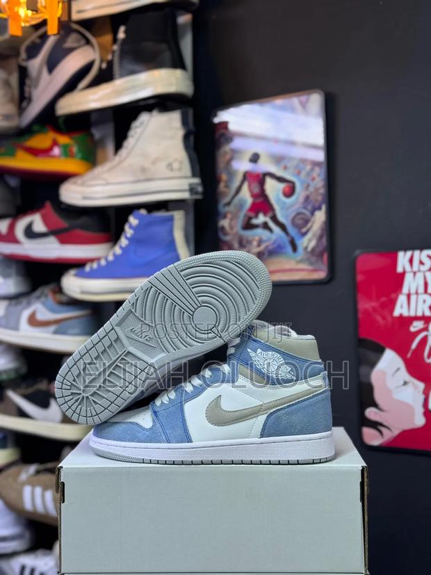 Nike Air Jordan 1 High “Hyper Royal” - thumbnail 3