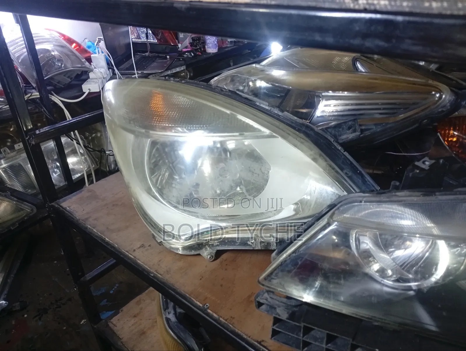 Suzuki Solio Headlight