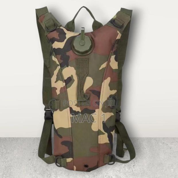 Quality Hydration Bag With Water Bladder - thumbnail 2