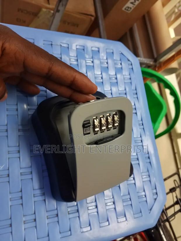 Safe Metallic Key Lock Box - main view