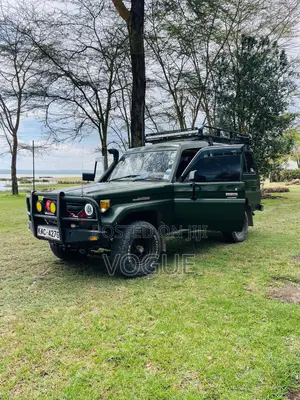 7 Seater Open-Roof Landcruiser for Hire