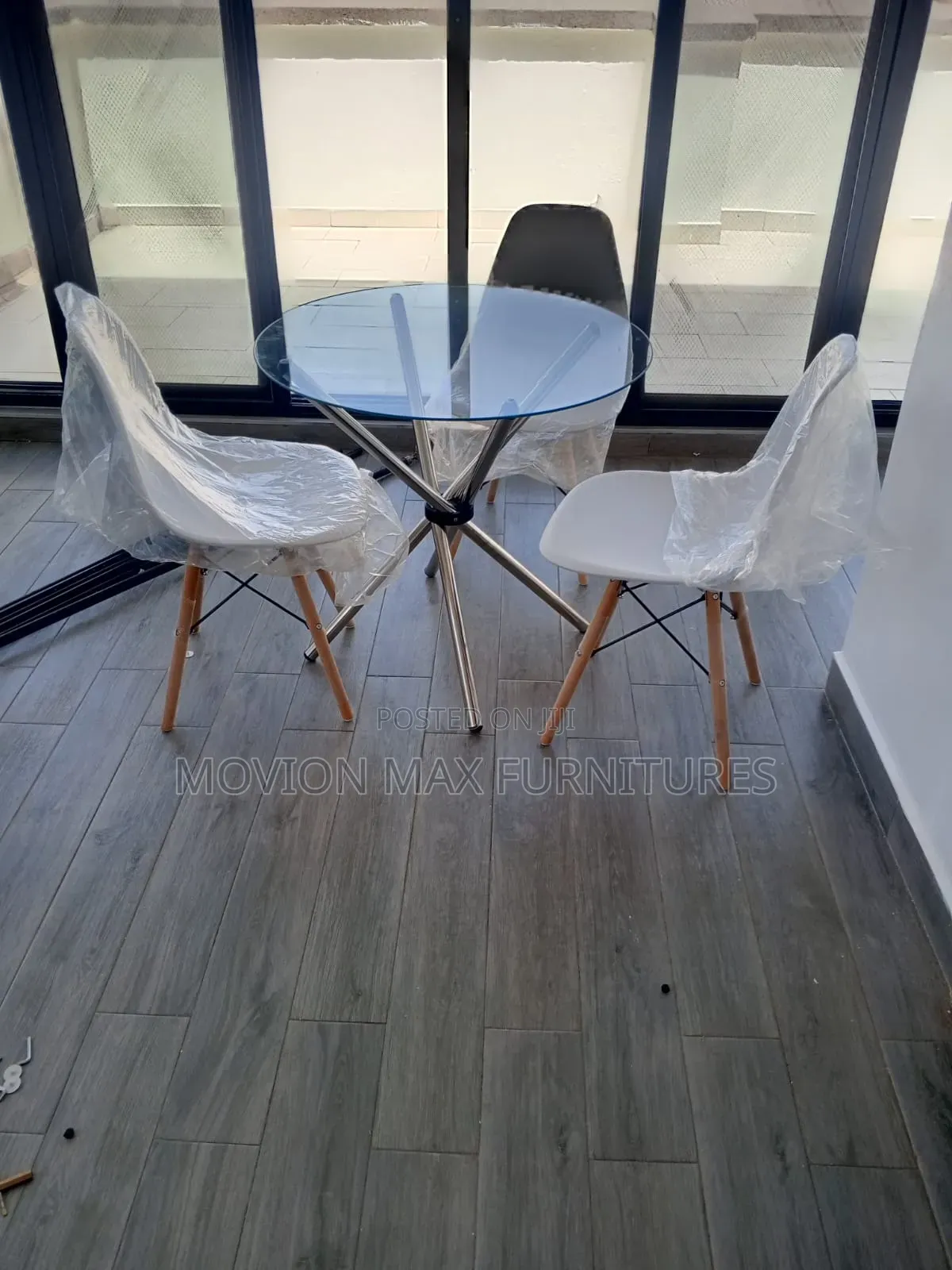 Round Top Glass Dinning Set With 3seats