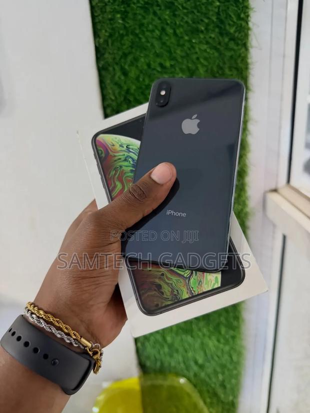New Apple iPhone XS Max 256 GB Black - main view