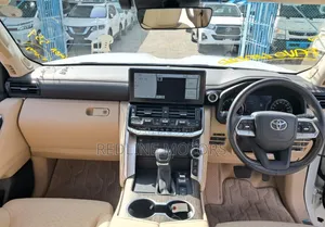 Toyota Land Cruiser LC300 2023 White