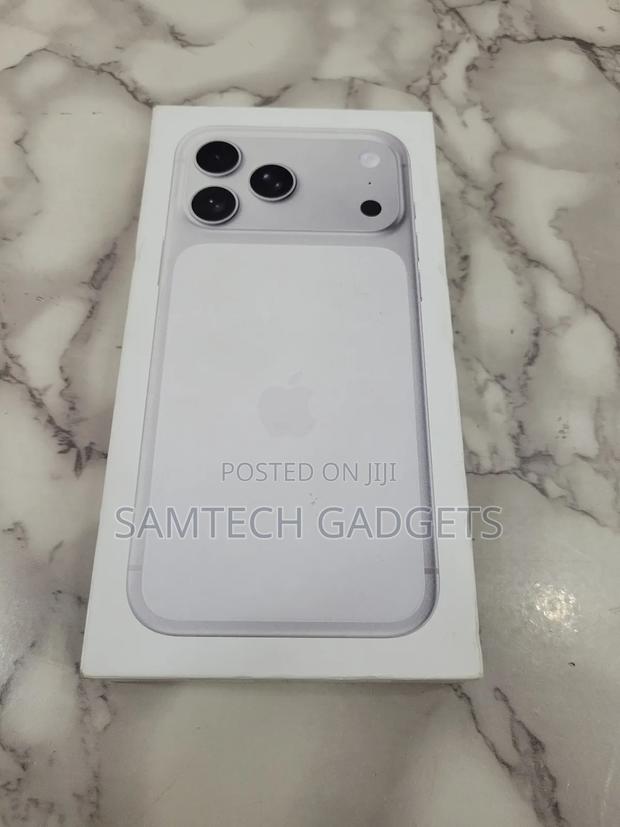 New Apple iPhone 17 Pro Max 256 GB Silver - main view