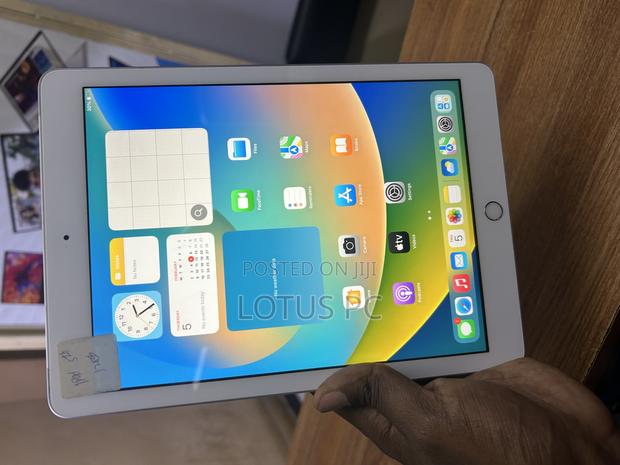 Apple iPad Pro 9.7 (2016) 128 GB Silver - main view
