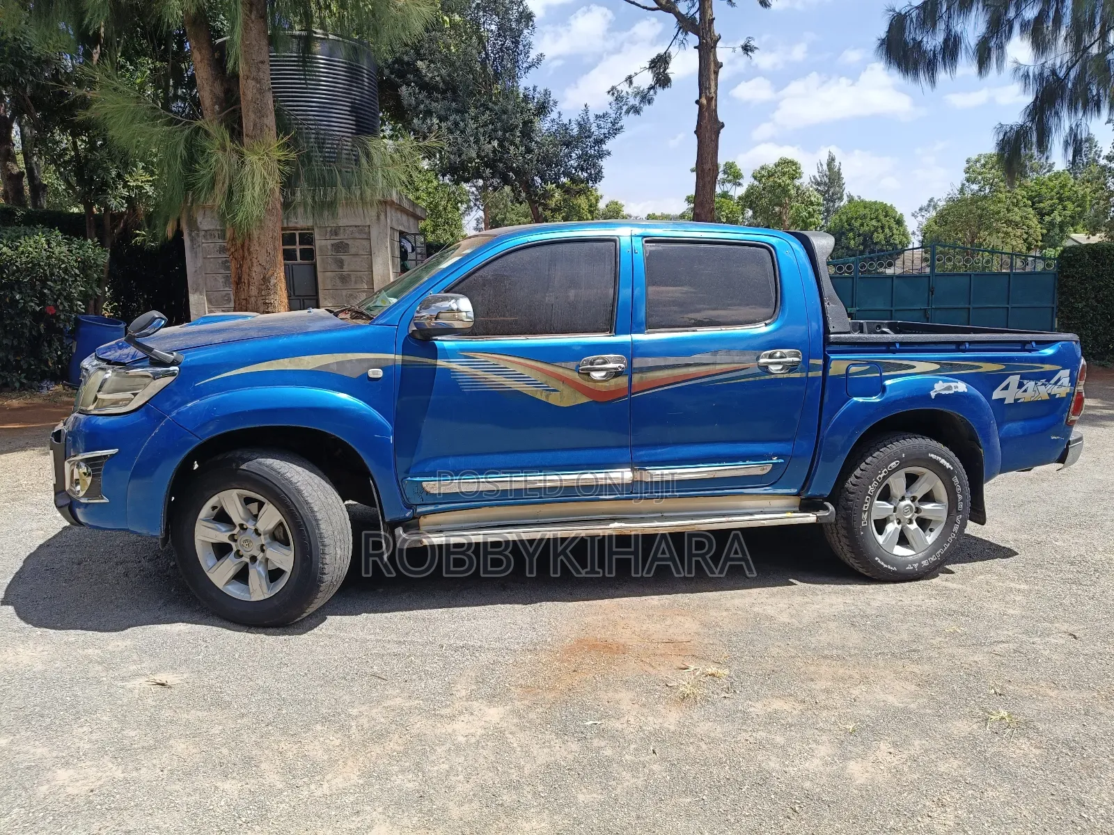 Toyota Hilux 2010 Blue