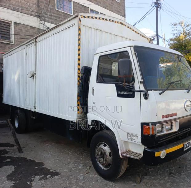 Hino 300 Lorry - thumbnail 4