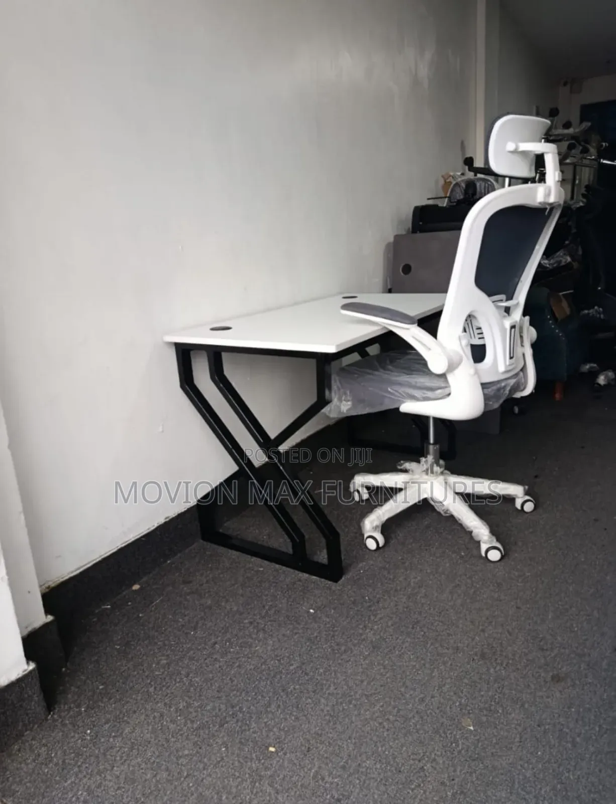 Headrest Adjustable Arms Office Chair Office Table
