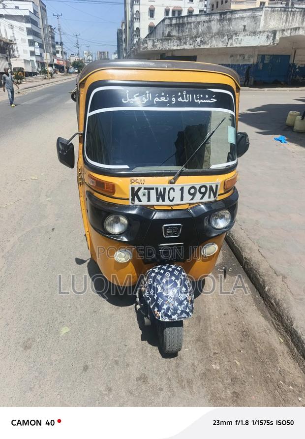 Bajaj RE 2019 Yellow - main view