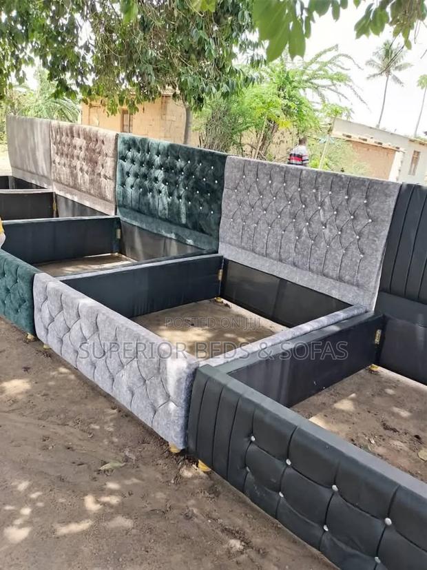 Quality 5 by 6 Tufted Bed for Sale