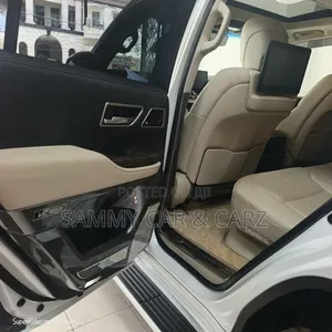 Toyota Land Cruiser LC300 2023 White