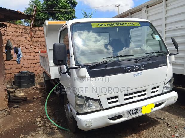 Isuzu NPR Tipper - main view