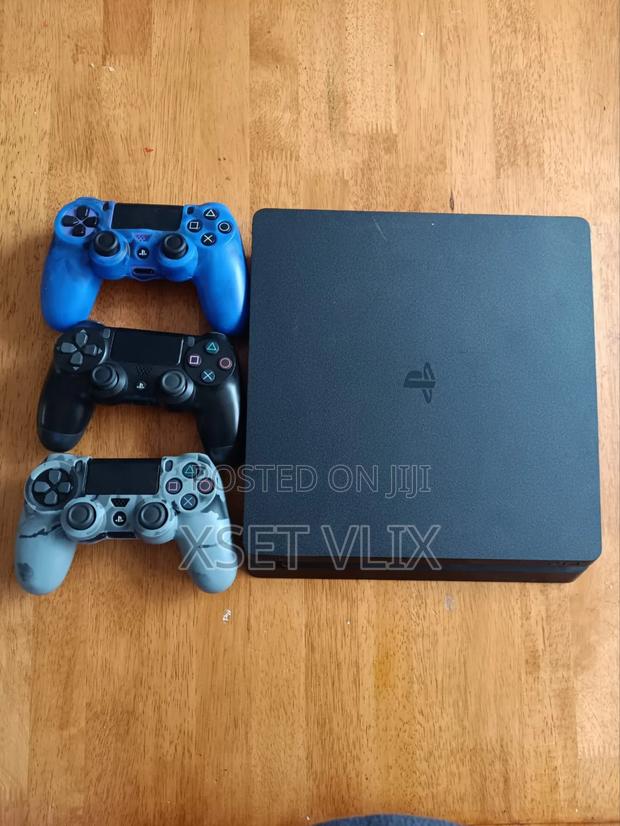 Ps4 Slim (Used) 3controllers - thumbnail 3