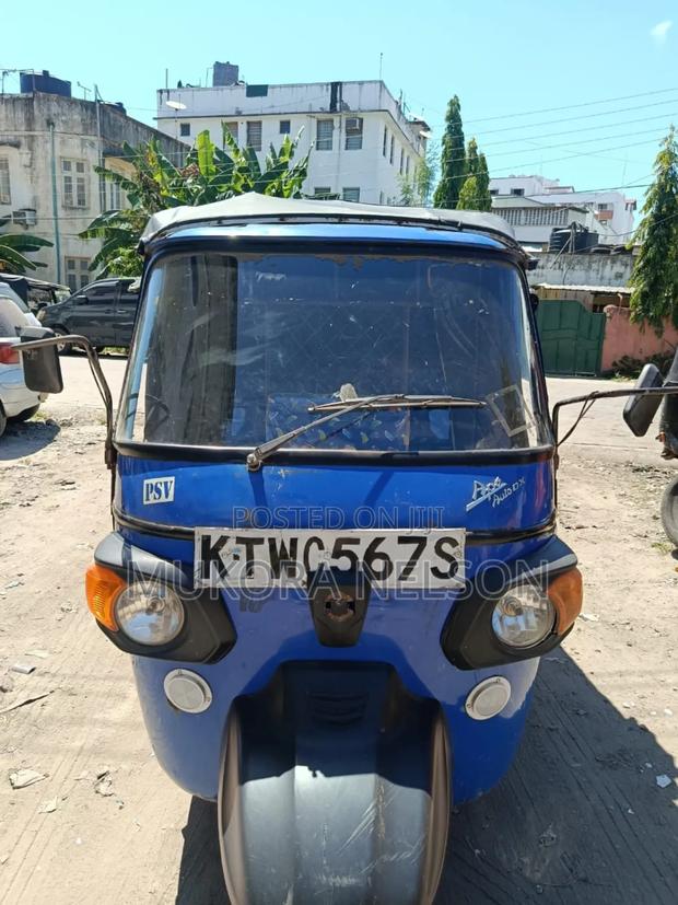 Piaggio 2024 Blue - main view