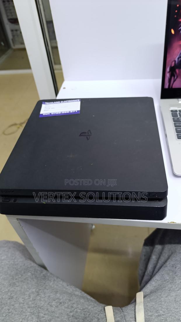 Ps 4 Slim. Chipped - main view