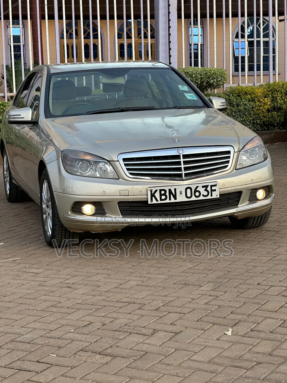Mercedes-Benz C200 2010 Gold